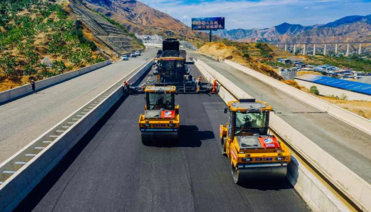 全球首次！無人駕駛壓路機成群結(jié)隊“上路”！