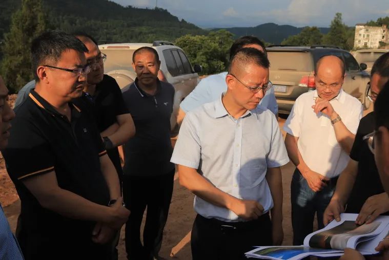 四川省交通運輸廳黨組成員、總工程師王茂奎到鎮(zhèn)廣高速王通段A1合同段調(diào)研