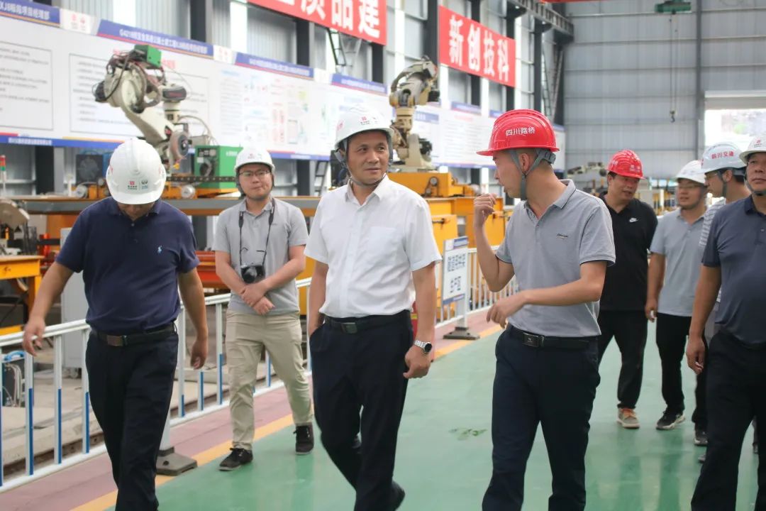 四川路橋黨委委員、紀(jì)委書記朱年紅到宜金高速XJ8標(biāo)檢查指導(dǎo)工作
