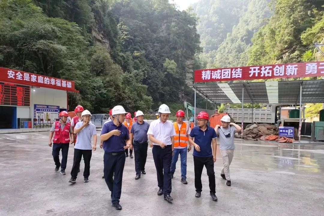 四川路橋黨委委員、紀(jì)委書記朱年紅赴宜金高速公路XJ6項目檢查指導(dǎo)工作
