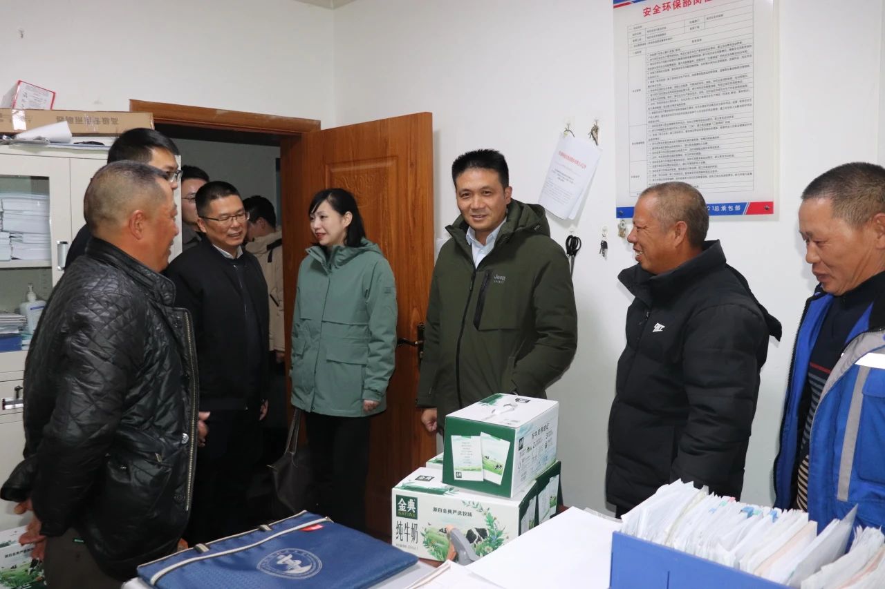 四川路橋黨委委員、董事、工會主席朱年紅赴川交公司項目一線開展“冬送溫暖”慰問活動
