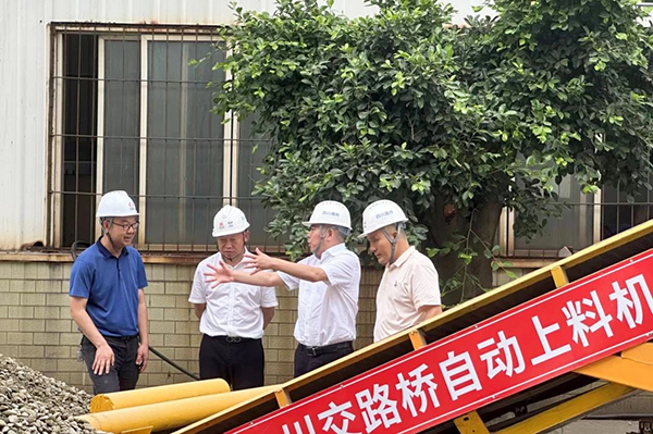 川交公司黨委書記、董事長杜江林到S11線拌合站自動上料系統(tǒng)疲勞實(shí)驗(yàn)現(xiàn)場指導(dǎo)工作