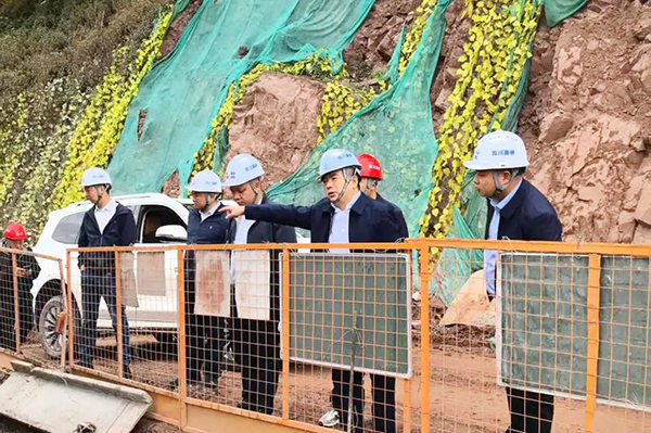 川交公司黨委書記、董事長杜江林一行深入西寧高速公路項(xiàng)目、會祿高速項(xiàng)目開展“五一”節(jié)前安全專項(xiàng)檢查